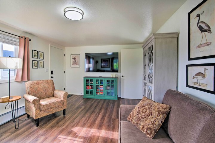 North Bend Home w / Cornhole Court & Putting Green