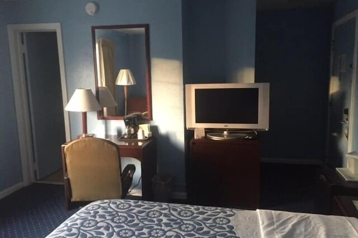 Days Inn by Wyndham Cleveland Lakewood
