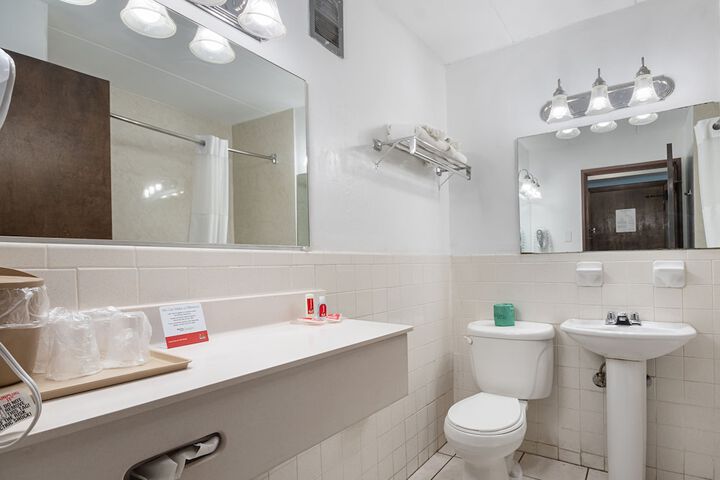 Econo Lodge Inn & Suites Windsor Locks Bradley Airport