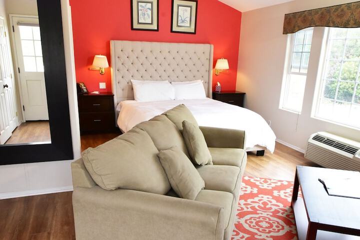 Malibu Country Inn