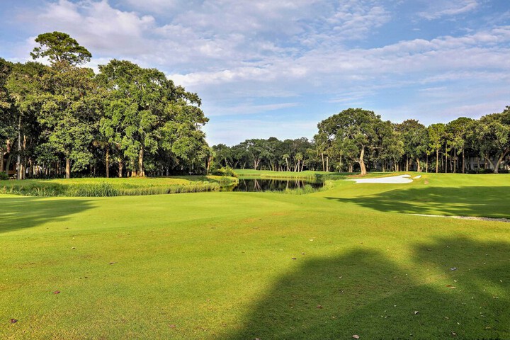 Spacious Kiawah Island Home w / Deck Walk to Beach