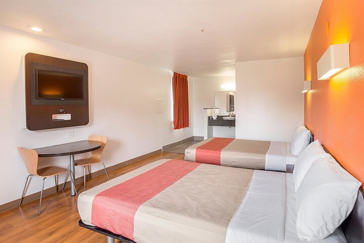 Motel 6 Grand Prairie TX - Near Six Flags Drive