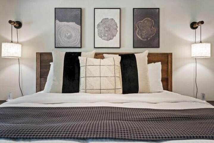 The Aurora Inn & Cottages