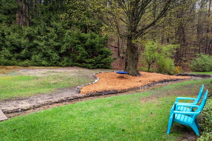 Cedar Creek Cottage Close to Downtown Traverse City Beaches and the TART Trail