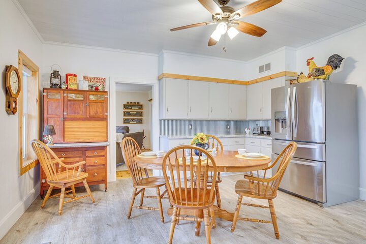Lovely Rural Hixton Farmhouse w / Porch & Fire Pit!