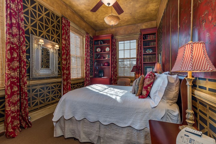 Room 17 of 27