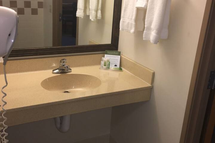AmericInn by Wyndham Monmouth
