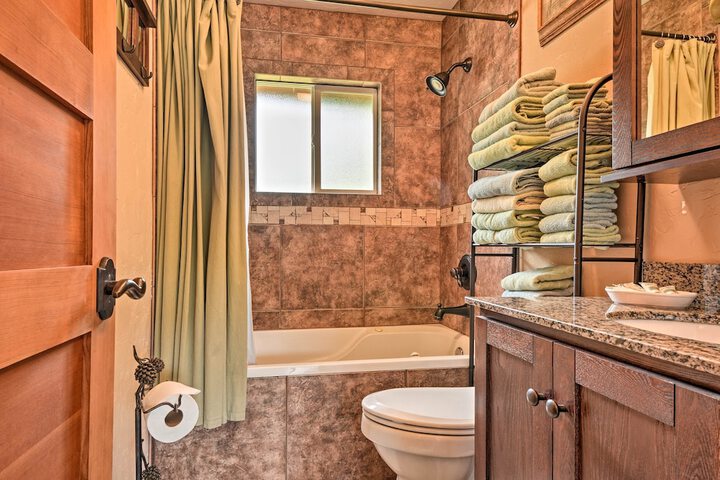 Gold Beach Apartment w / Activities - 2 Mi to Ocean