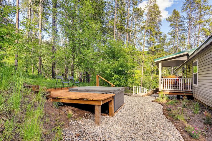 Rustic Escape w / Deck Hot Tub & Mountain Views