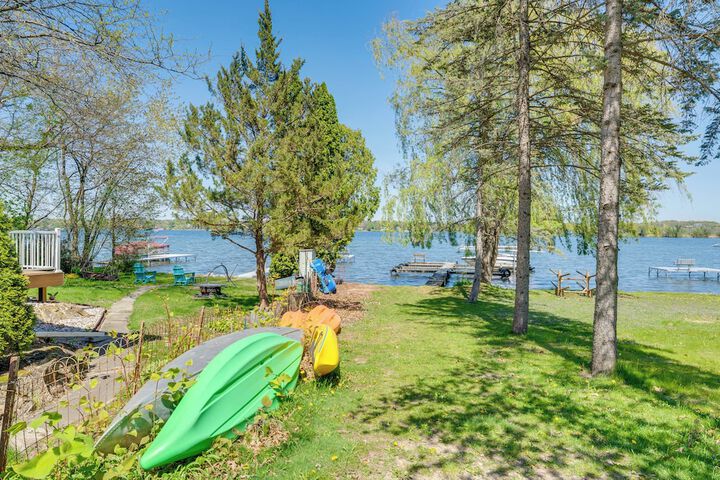 Charming Lake Ripley Cottage w / Water View!