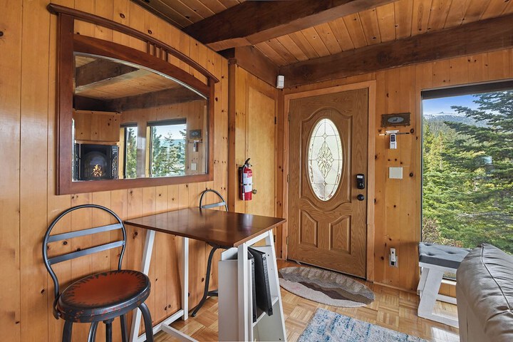 Stunning Views at Stargazer Lakefront Studio!