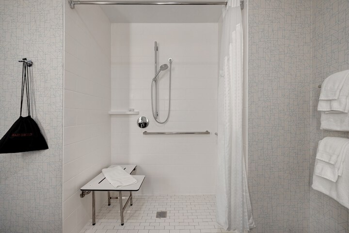 Holiday Inn Express & Suites Detroit Dearborn by IHG