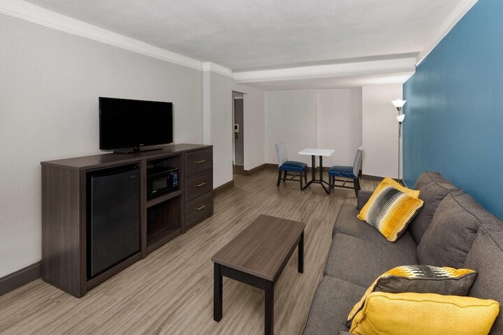La Quinta Inn & Suites by Wyndham Houston Stafford Sugarland