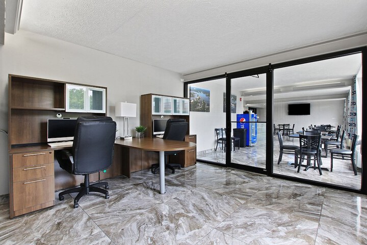 Business Center 146 of 148