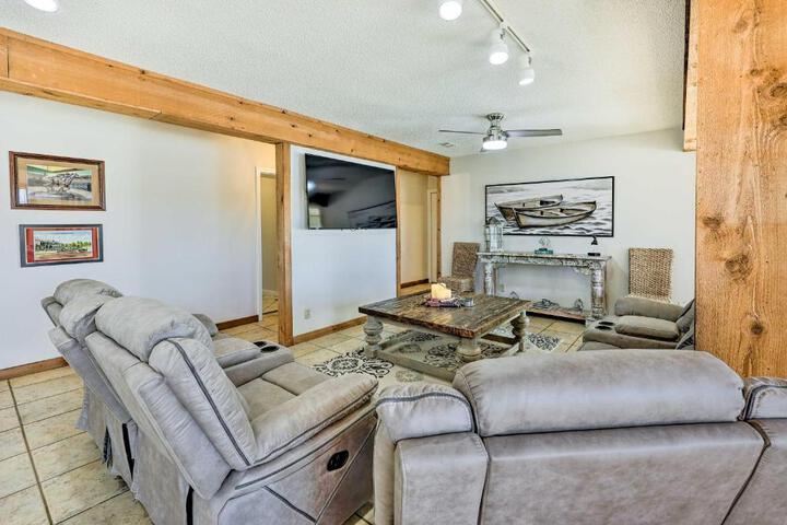 Private Pool: Lakefront Home in Hot Springs!