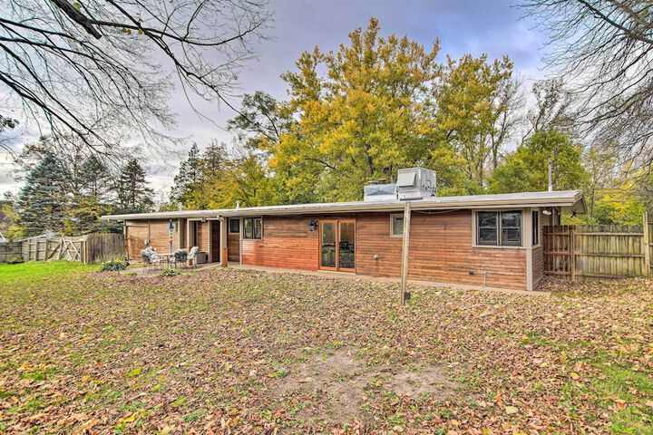 Fenced Yard: Fox River Grove Home Dogs Welcome