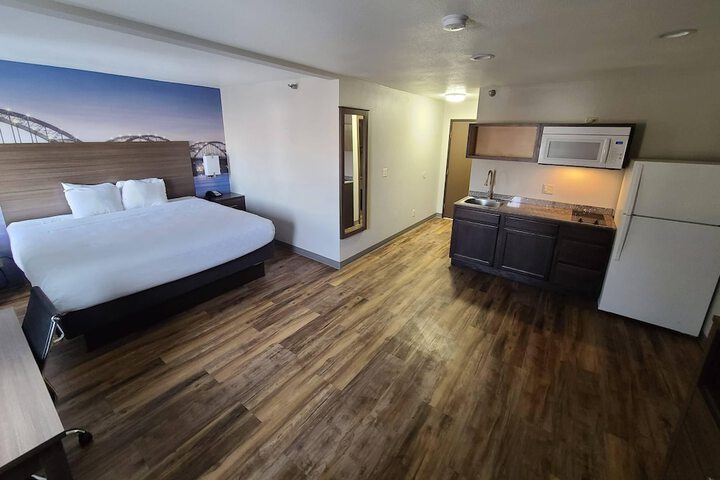 Clarion Pointe Bettendorf - Quad Cities