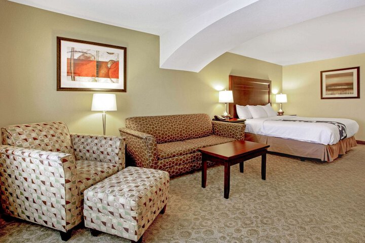 Room 33 of 47