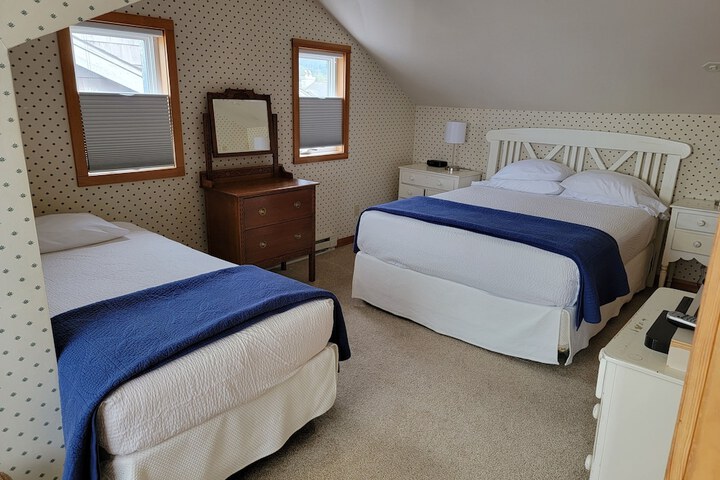 The Waves / The Argonauta Inn/The White Heron Lodge