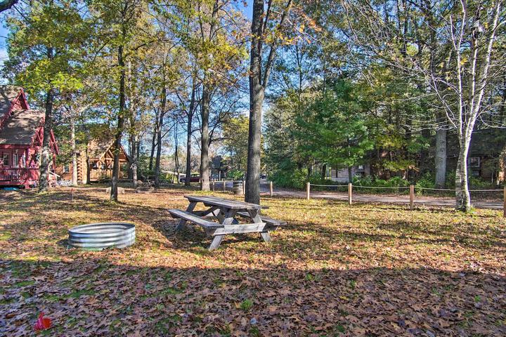 Rustic Rothbury Cabin w / Resort Amenity Access!
