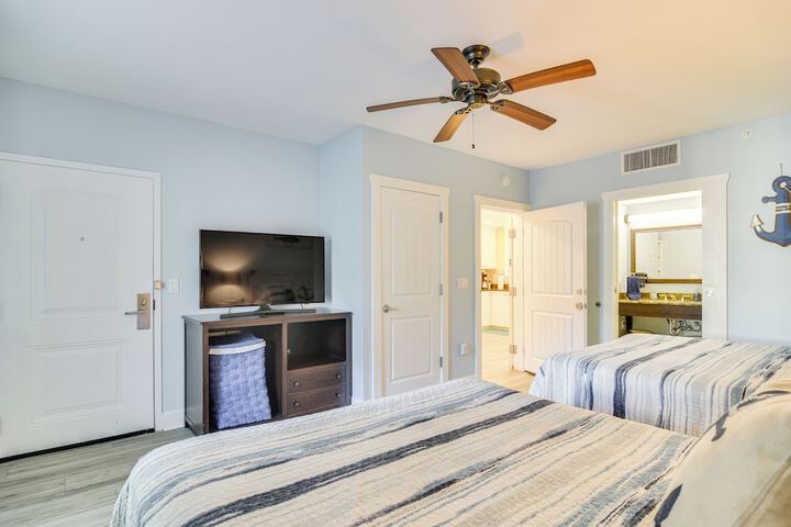 Waterfront Condo w / Water Park Walk to the Beach!