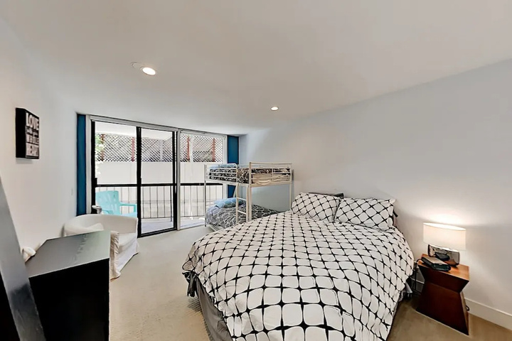 Immaculate Beach W / Pool Hot Tub & Balconies 2 Bedroom Condo
