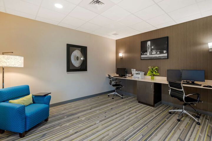 Business Center 37 of 39