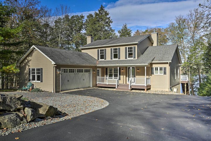 Beautiful Lakefront Retreat w / Deck & Views!