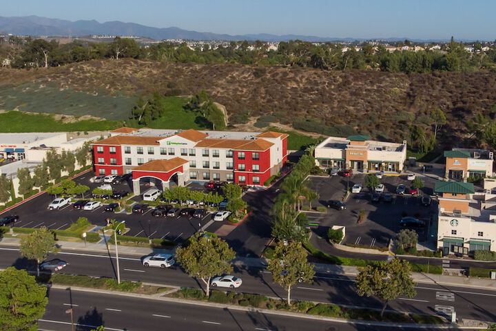 Holiday Inn Express & Suites Lake Forest by IHG
