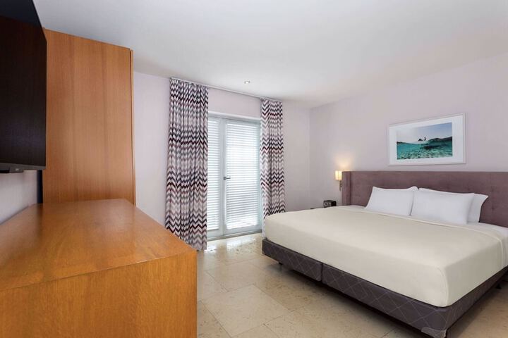 Room 28 of 32