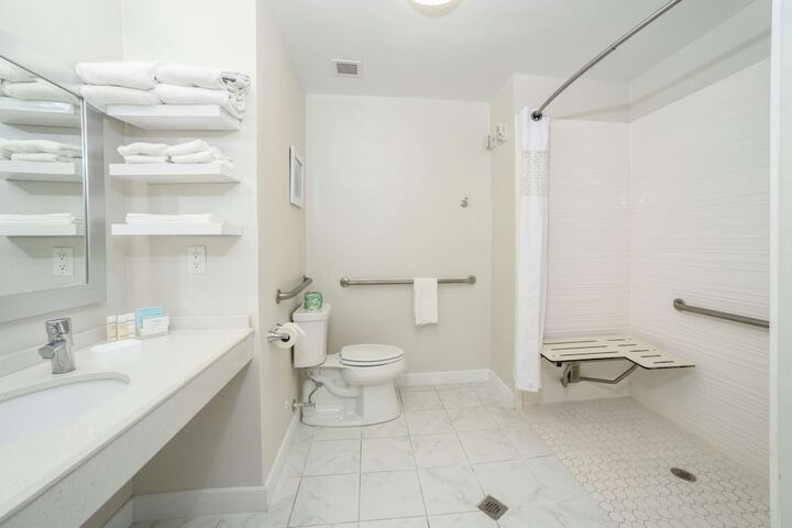 Room 16 of 28