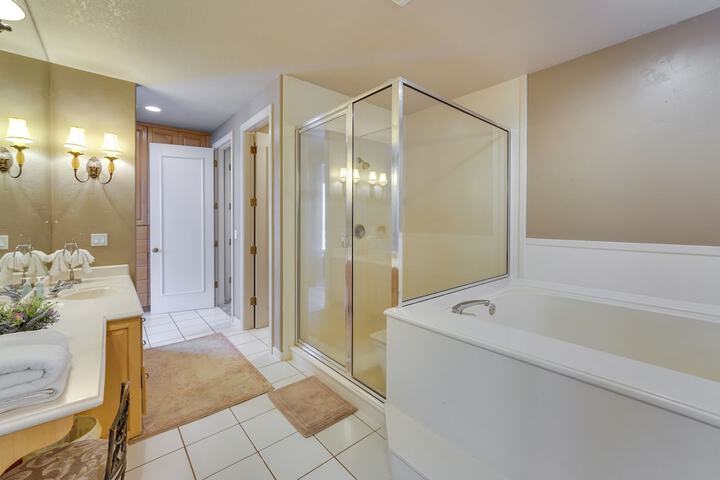 Hot Tub & Snake River Views at Twin Falls Home