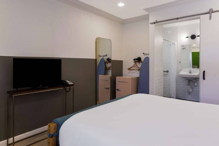 Room 16 of 68
