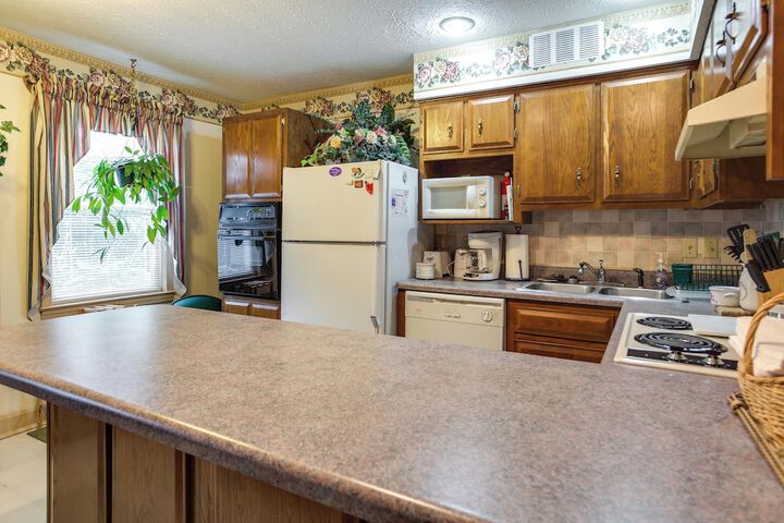 Large & Private Guest House Apt w / Patio + Views!