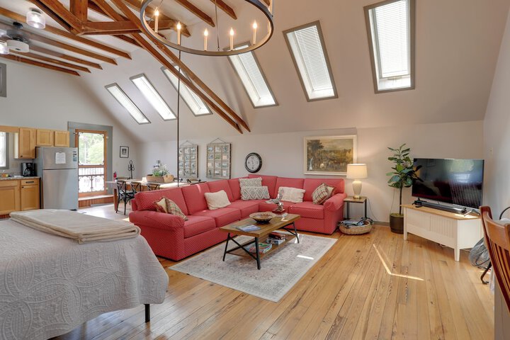 Pet-friendly Loft Vacation Rental w / Fire Pit!
