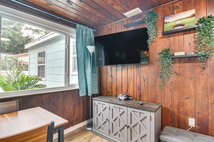 Pinellas Park Home: Swim Golf, Grill & More!