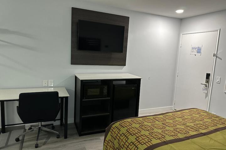 Room 6 of 10