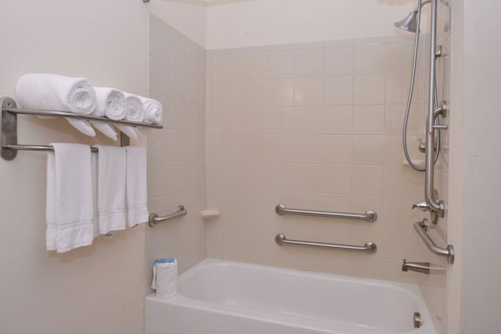 Holiday Inn Express & Suites Washington - Meadow Lands by IHG
