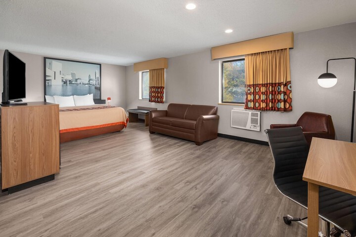 Super 8 by Wyndham Kent / Akron Area