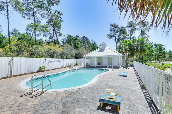 Lovely Carrabelle Home w / Lake Views & Pool Access