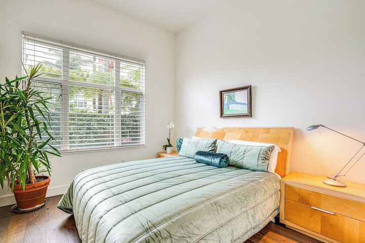 Luxe Condo w / Private Patio & Perks in Emeryville!