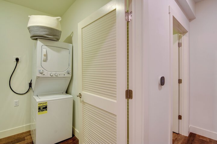 Dtwn Lititz Apt Half-mi to Park!