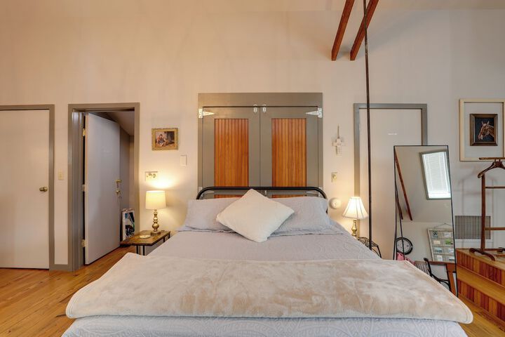 Pet-friendly Loft Vacation Rental w / Fire Pit!