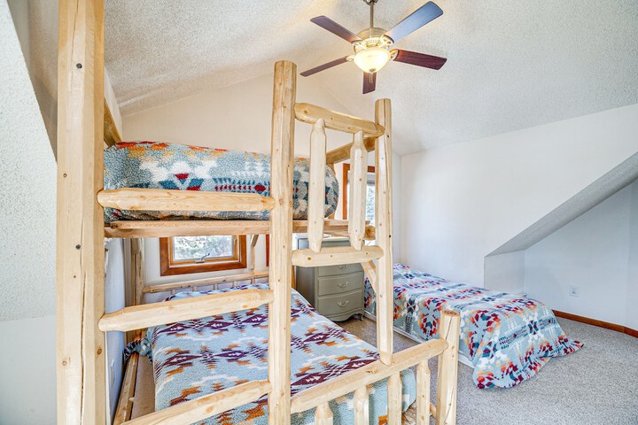 Woodland Park Chalet w / Deck Grill & Mtn Views!