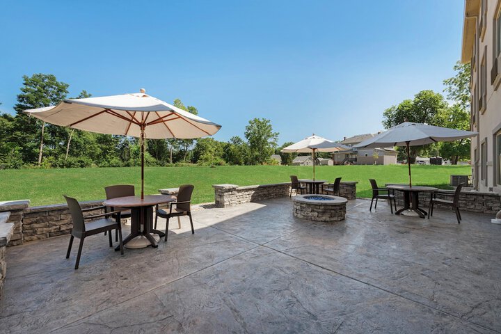 Cobblestone Hotel & Suites - Urbana