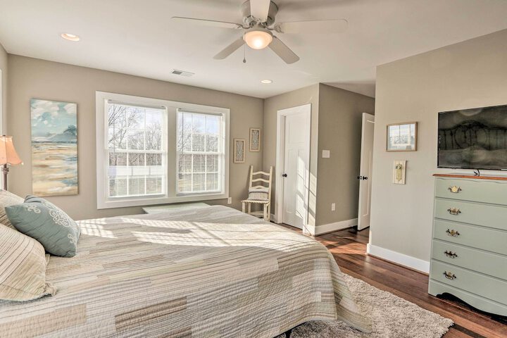 Morrisonville Manor w / Fire Pit & Hot Tub!