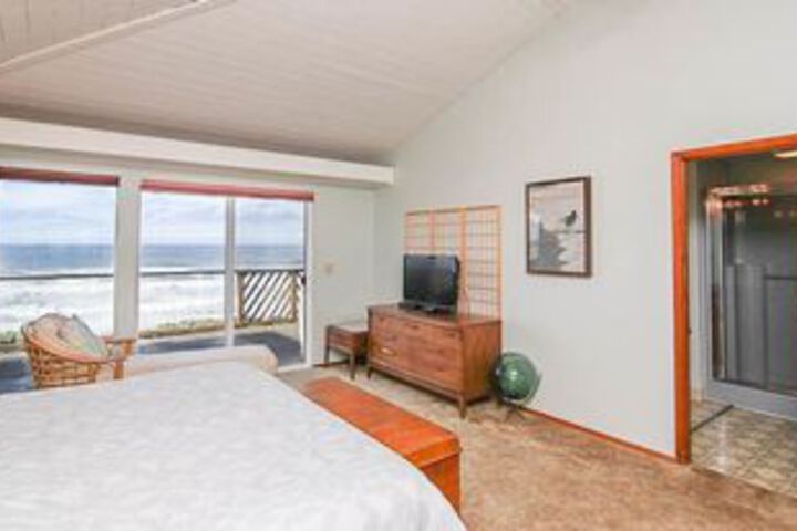 North Jetty 3 Br home by RedAwning