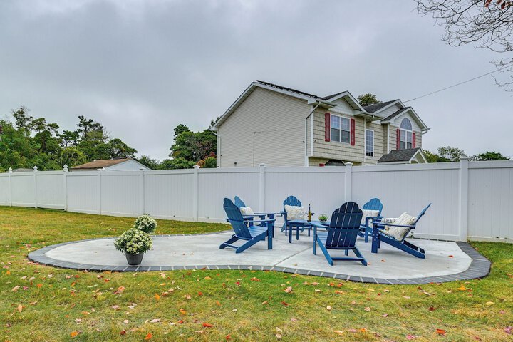 Bay Shore Vacation Rental w / Shared Yard!