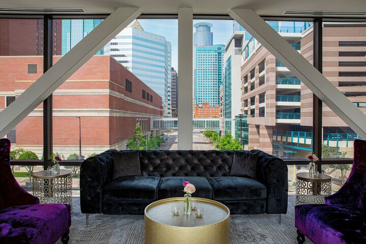 Lounge 72 of 101