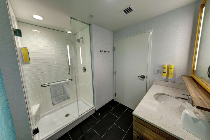 Room 18 of 28